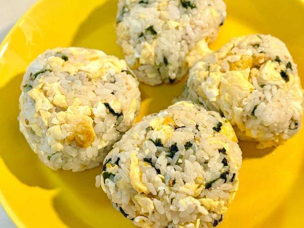 炒り卵がたっぷり　『混ぜご飯おにぎり』に食べる手が止まらない　「何個でもイケる」