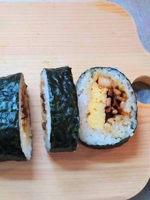 恵方巻きをスパッと切るには？　包丁にアレを巻くだけの方法に「難なく切れた」「コレは便利」