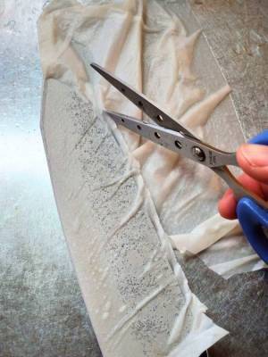 恵方巻きをスパッと切るには？　包丁にアレを巻くだけの方法に「難なく切れた」「コレは便利」