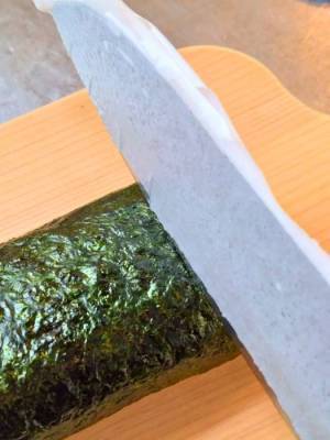 恵方巻きをスパッと切るには？　包丁にアレを巻くだけの方法に「難なく切れた」「コレは便利」