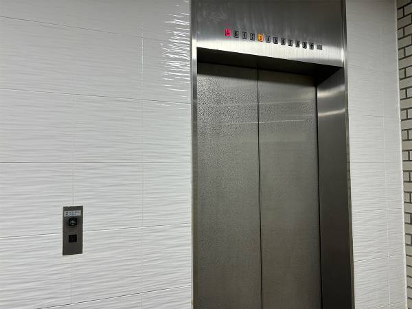 毎日使うエレベーター　ボタンに書かれていた『注意書き』に「SNSの見過ぎだわ」