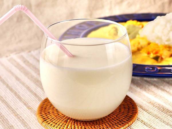 カルピスとアレを混ぜるだけで？　簡単ドリンクに「カレーにめっちゃ合う」「全人類にやってほしい」