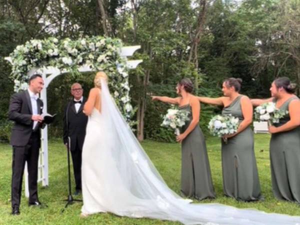 「ほら、あそこ！」　結婚式を邪魔した『侵入者』に笑いが起きたワケは？