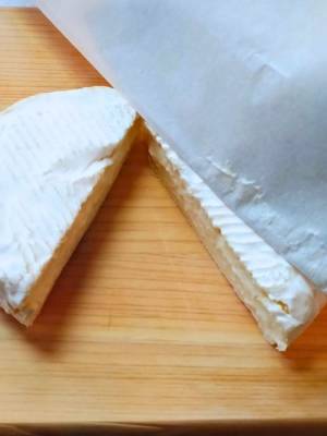 切れてないタイプのカマンベールチーズをスパッと切る裏技　身近なアレを使用した方法に「やってみたくなる！」