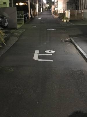 道路で見つけた謎の一文字　シュールな光景に「お腹を抱えて笑ってる」