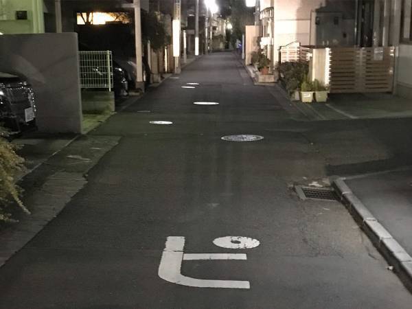 道路で見つけた謎の一文字　シュールな光景に「お腹を抱えて笑ってる」