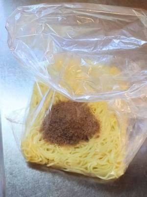 ダマになりやすい焼きそばの粉末ソース　画期的な混ぜ合わせ方に「そうすれば…！」「一本取られた」
