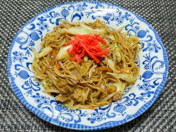 ダマになりやすい焼きそばの粉末ソース　画期的な混ぜ合わせ方に「そうすれば…！」「一本取られた」