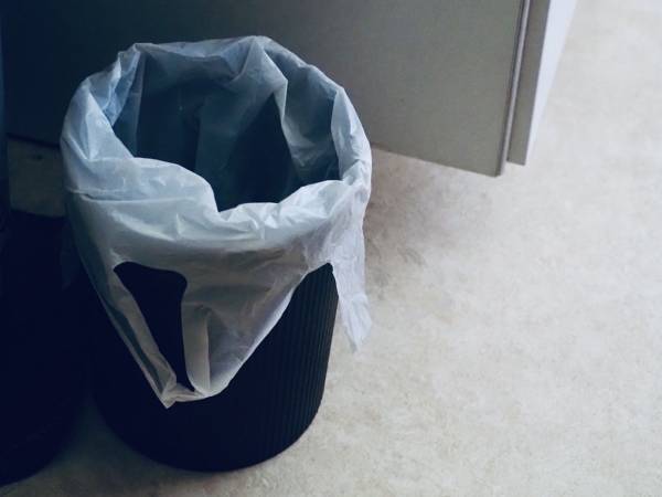 ゴミ箱の袋を忘れずセットする方法　誰でもできる裏技に「いいですね！」「これやる」