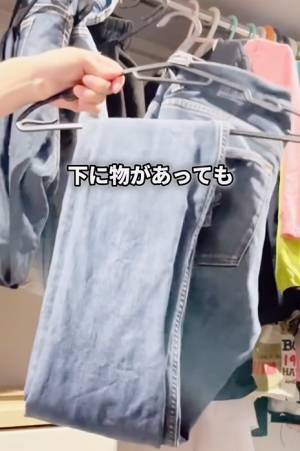 少しの工夫で長年の悩みが解消！　ワンピースやズボンの裾を引きずらないハンガーのかけ方