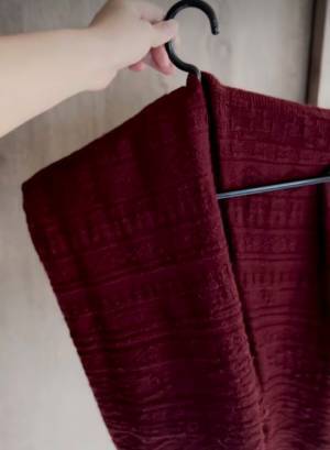 少しの工夫で長年の悩みが解消！　ワンピースやズボンの裾を引きずらないハンガーのかけ方