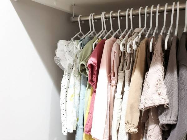 少しの工夫で長年の悩みが解消！　ワンピースやズボンの裾を引きずらないハンガーのかけ方