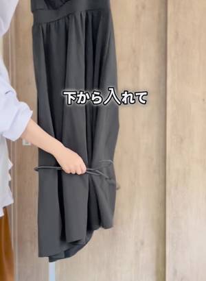 少しの工夫で長年の悩みが解消！　ワンピースやズボンの裾を引きずらないハンガーのかけ方