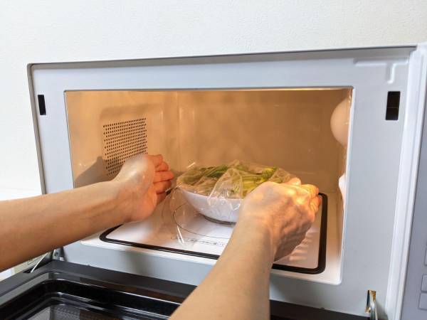 レンジ前にこれで安心　油分が多くてもラップが溶けない温め方　「これはいい」「地味にストレスだった」