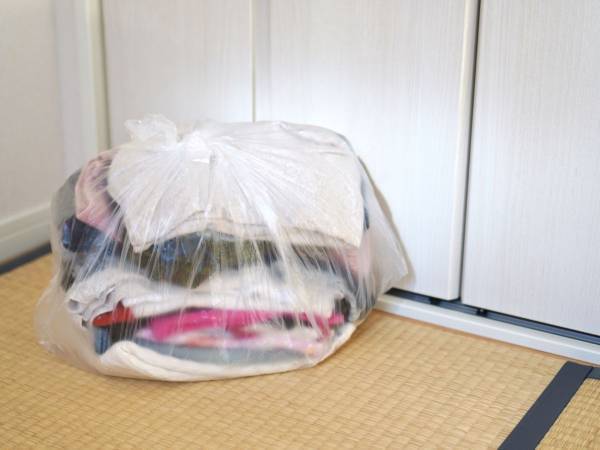 パンパンになったゴミ袋の口が結べない…！　ピンチを乗り切る裏技に「これは助かる」