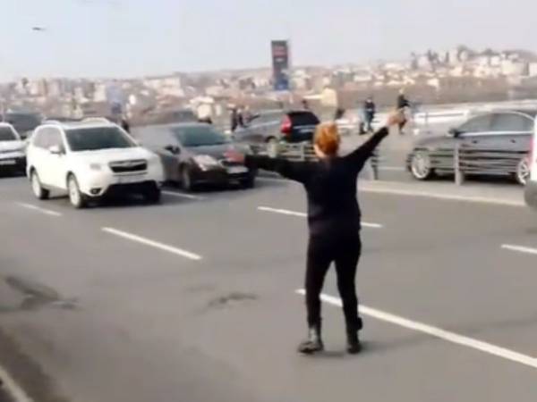 車道に出て渋滞を引き起こした女性　理由に称賛の声　「あなたを誇りに思う」