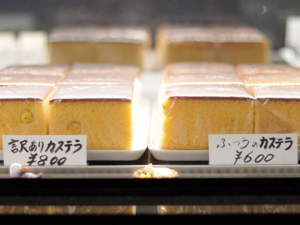 カステラを焼いたら異物混入　『訳あり』の理由に「これ最高！」「買っちゃうやつ」