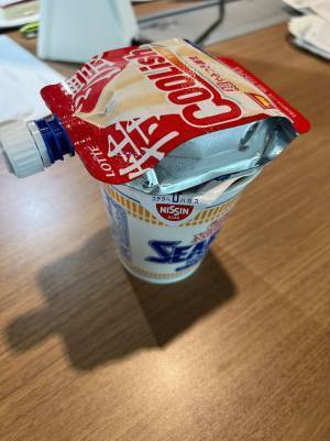 カップ麺にお湯を注ぎ、トイレに立った男性　「蓋を適当におさえておいて」と友人にお願いした結果？