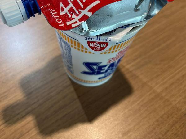 カップ麺にお湯を注ぎ、トイレに立った男性　「蓋を適当におさえておいて」と友人にお願いした結果？