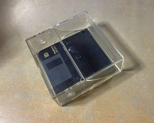 「処分しなければよかった…」　もう使わないフロッピーディスクのケースが便利