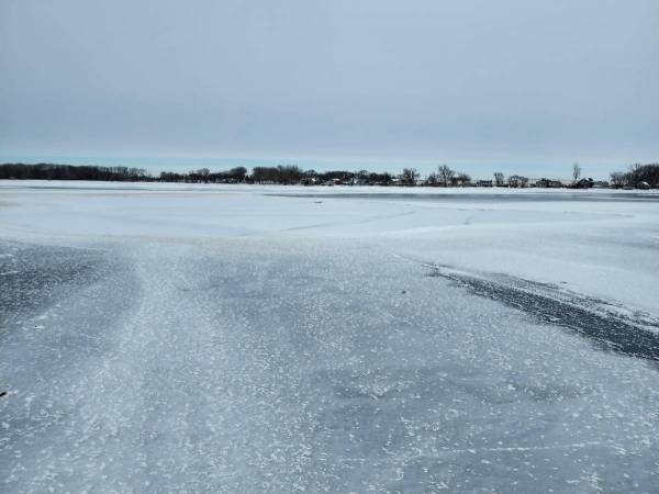 凍った湖の写真　真ん中をよく見ると…？　「とても美しい」「助けてくれてありがとう」