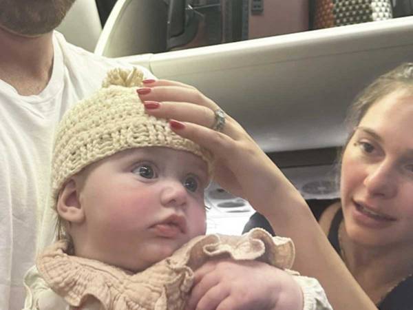 フライト中、隣の席の赤ちゃんにガン見されていた女性　飛行機が着陸した瞬間…？