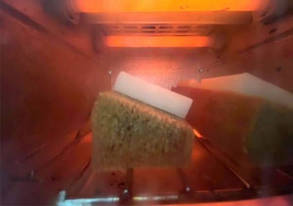切り餅を乗せた『不揃い コーヒーバウム』をトースターで焼いている写真