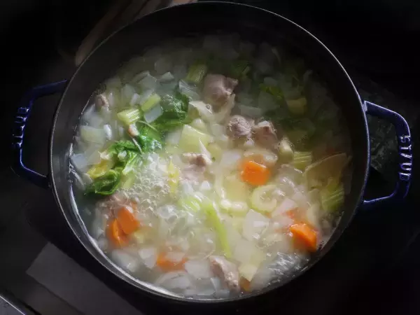 シチューの材料、煮込む前に炒めるのはなぜ？　ハウス食品ホームページの説明に「そうだったのか！」