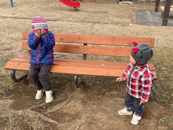 ４歳と１歳の『かくれんぼ』が成立しない　その理由に「なんて優しい」「尊くて泣ける」