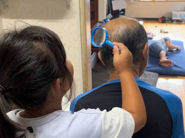 孫にやられ放題のおじいちゃん　投稿に「１枚目から吹いた」「ナイスキャラすぎる」