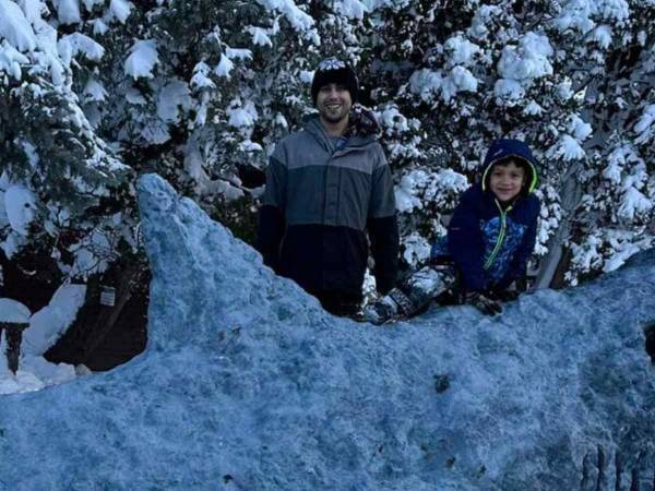 全長約６メートル　親子が家の前に作った『雪像』に全米が熱狂　「本物みたいだ！」