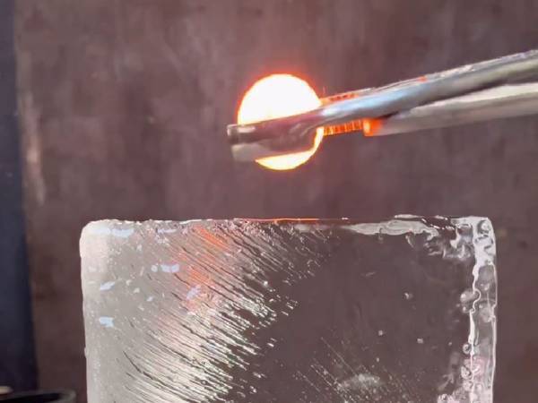 熱々の鉄球を氷の上に置いてみたら？　企業の『実験動画』が１千万回再生超えの大反響