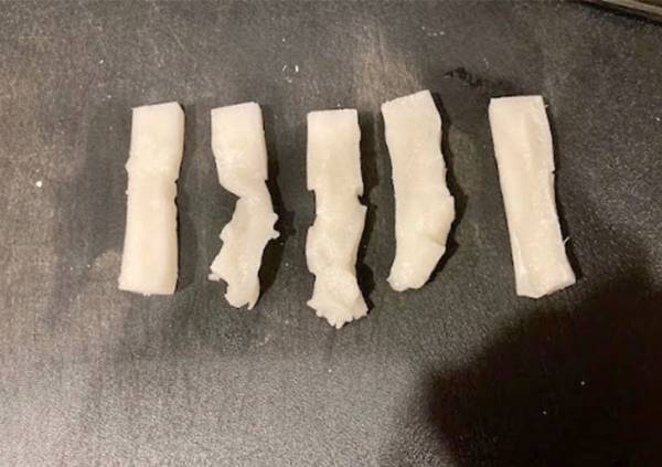 餅を切ろうと思ったら「硬すぎる！」　簡単なスライス方法に「もうケガしない」