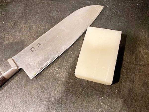 餅を切ろうと思ったら「硬すぎる！」　簡単なスライス方法に「もうケガしない」