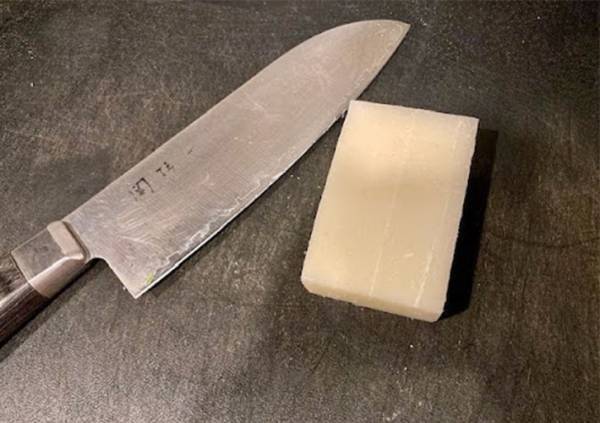 餅を切ろうと思ったら「硬すぎる！」　簡単なスライス方法に「もうケガしない」