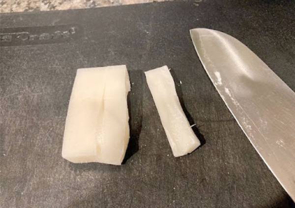 餅を切ろうと思ったら「硬すぎる！」　簡単なスライス方法に「もうケガしない」