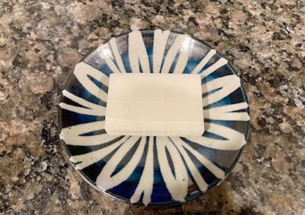 餅を切ろうと思ったら「硬すぎる！」　簡単なスライス方法に「もうケガしない」