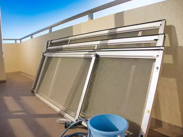 網戸掃除が面倒なら？　クイックルワイパーを使った方法に「初耳でした」「有益」