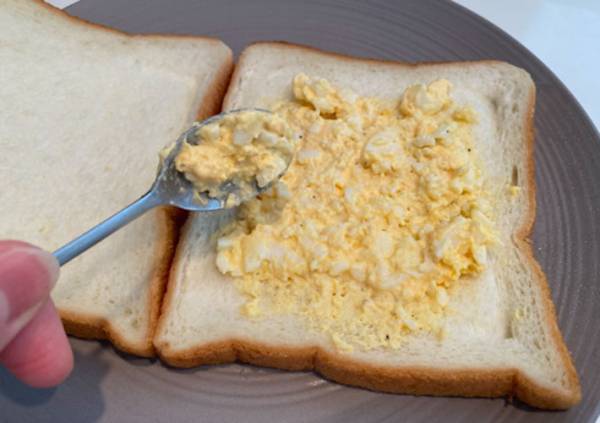 サンドイッチの中身がこぼれる…　解決する１００均グッズに、５歳児も大喜び