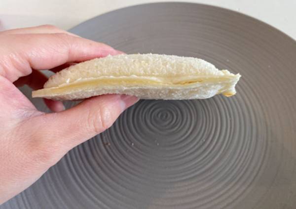 サンドイッチの中身がこぼれる…　解決する１００均グッズに、５歳児も大喜び