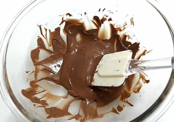 湯煎で溶かしたチョコレートの写真