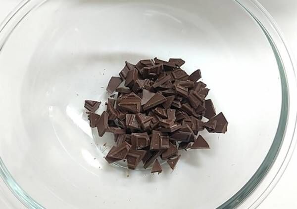 チョコレートを小さく砕きボウルに入れた写真