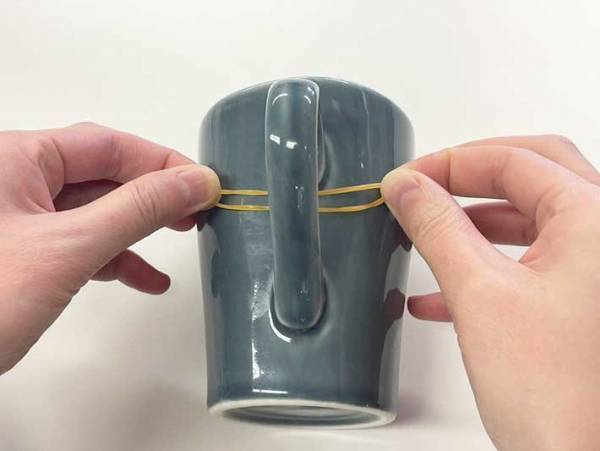 マグカップの取っ手に輪ゴムをかけたら？　「え、どういうこと…」「不可能では？」