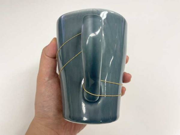 マグカップの取っ手に輪ゴムをかけたら？　「え、どういうこと…」「不可能では？」