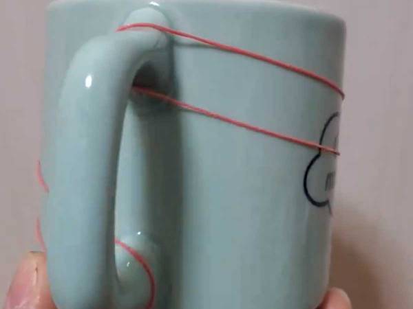 マグカップの取っ手に輪ゴムをかけたら？　「え、どういうこと…」「不可能では？」