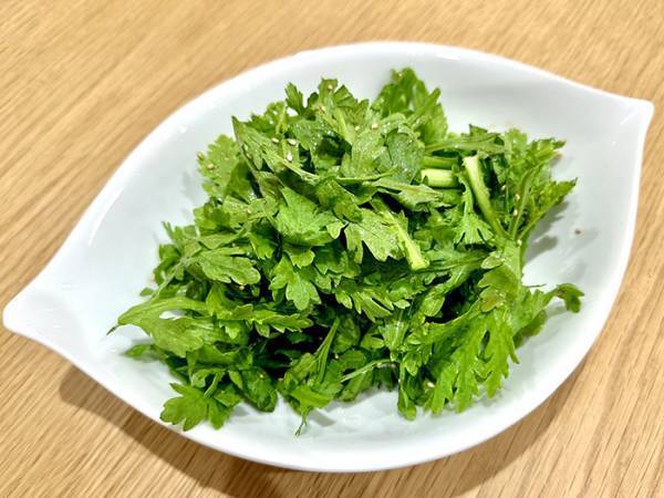 余ってしまった春菊を？　簡単な『アレンジ消費』に「絶対うまいやつ」「今夜やる！」