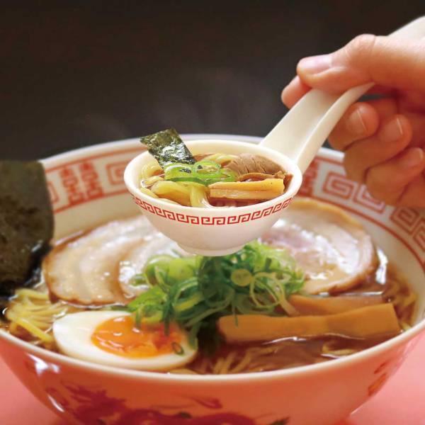 ラーメンをレンゲにのせて食べる人いる？　商品企画会社が作ったグッズに「遊び心が好き」