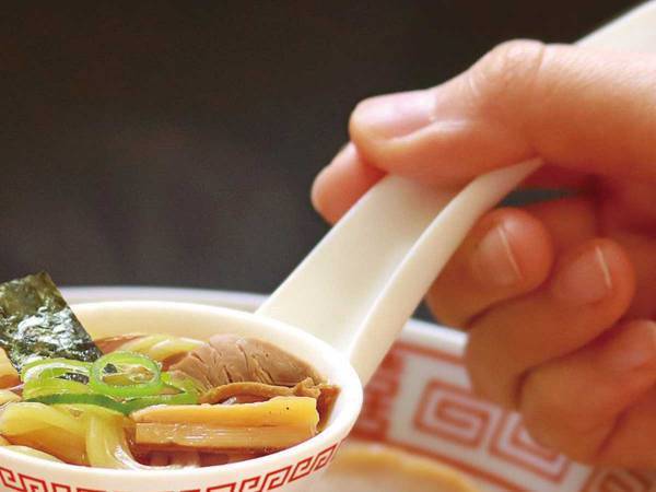ラーメンをレンゲにのせて食べる人いる？　商品企画会社が作ったグッズに「遊び心が好き」