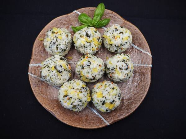 最も効率的な『ふりかけおにぎり』の作り方　丸美屋が教える方法に「これまでの苦労は一体」