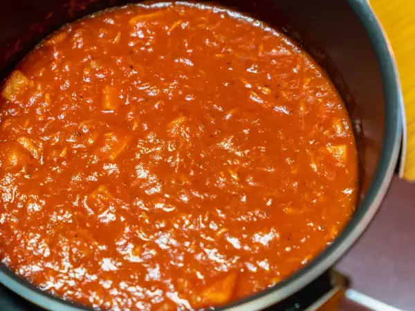 調理中のミートソースに浮かぶ油、どう取り除く？　アイリスオーヤマが教える方法に「助かります」